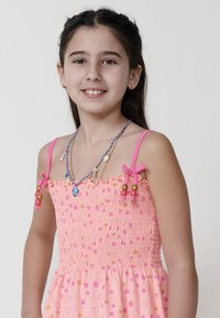 Roza haljina sa nabranim korzetom, koja ima zlatne i tamnije ružičaste uzorke srca, saten trakama i dekorativnim perlicama na trakama.