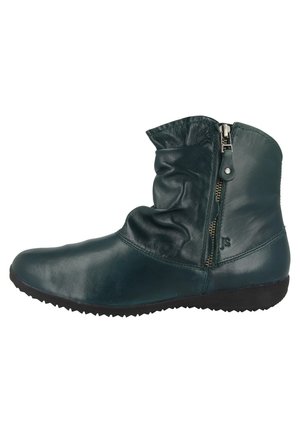 Bottines en cuir vert foncé avec un design flou, fermeture éclair sur le côté, texture douce et semelle en caoutchouc pour l'adhérence.