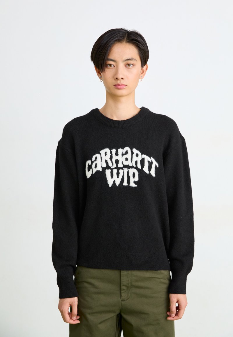 Czarny sweter z dzianiny z białym napisem "Carhartt WIP" na piersi. Posiada okrągły dekolt i długie rękawy, wykonany z miękkiego materiału.