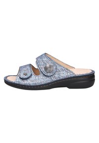 Infradito blu e grigi con motivo, dotati di due cinturini regolabili in Velcro, accentati da un cerchio metallico e suola nera sagomata.