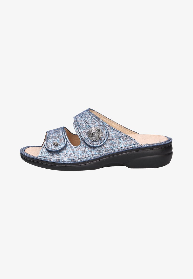 Blauwe en grijze sandalen met een patroon, voorzien van twee verstelbare klittenbandsluitingen, een ronde metalen accent en een gecontourde zwarte zool.