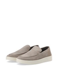 Grå ruskinds slip-on sko med en glat tekstur, mandelformet tå og hvid gummisål. Minimalistisk design uden synligt hardware.