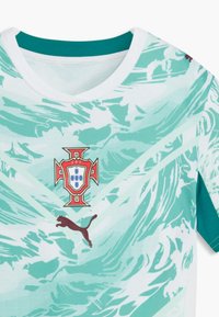 Lysegrøn og hvid mønstret sportstrøje med Portugals fodboldforbunds våbenskjold og brun Puma-logo under kraven.
