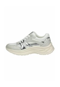Sportliche Sneaker aus weißem Mesh mit silbernen Akzenten. Mit abgerundetem Zehenbereich, gepolsterter Sohle und Schnürsystem. Strukturierte Details an den Seiten.