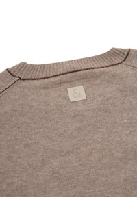 Hellbrauner Pullover mit weichem Material, geripptem Rundhalsausschnitt und einem kleinen quadratischen Etikett mit einem "&"-Symbol auf der Rückseite.