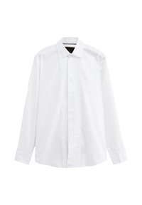 Camicia bianca a maniche lunghe con colletto classico, caratterizzata da una patta texturizzata sulla parte anteriore, realizzata in tessuto liscio e leggero.