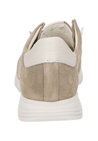 Sneaker beige in suede con un'accente in pelle bianca sul tallone, caratterizzato da una forma arrotondata e un colletto imbottito. Superficie testurizzata con dettagli di cucitura sottili.