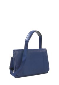 Borsa a tracolla blu in pelle con texture liscia, tracolla regolabile e chiusura a pattina. Presenta un dettaglio del logo sul davanti.