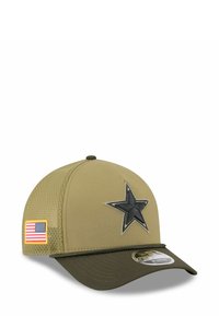 Casquette vert olive avec un emblème d'étoile noire, panneaux latéraux en filet, et un petit patch de drapeau américain. Visière incurvée et design structuré.