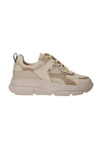 Chunky beige sneaker met een gestructureerde leren en suède bovenkant, mesh accenten, contrasterende veters en een dikke, gevoerde zool.