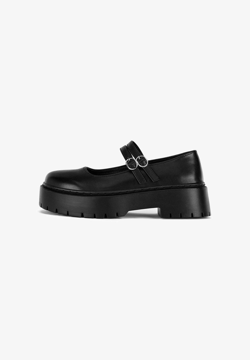 Schwarze Leder-Mary-Jane-Schuhe mit zwei schnallengestützten Riemen, einer runden Zehenpartie und einer dicken, strukturierten Plateau-Sohle.