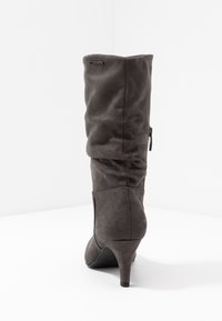 Bota de ante gris hasta la rodilla con un diseño holgado, punta afilada y un tacón de 2,5 pulgadas. Presenta una cremallera lateral para ponérsela con facilidad.