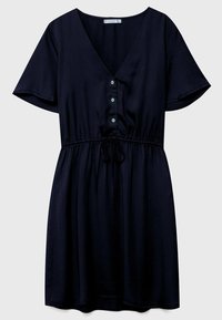 Robe bleu marine à manches courtes avec col en V, trois boutons à l'avant, ceinture ajustable à la taille, longueur au genou, fabriquée en tissu léger.
