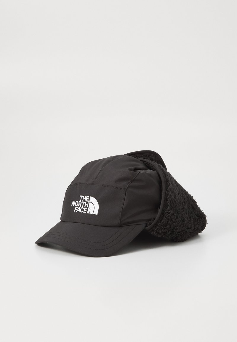 Gorra negra con un forro suave y peludo en las solapas de las orejas. Presenta un visor estructurado y un logo blanco en la parte delantera. Material resistente a la intemperie.