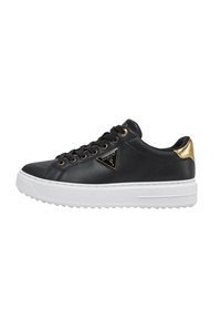 Sneaker en cuir noir avec des accents dorés et un design à lacets. Dispose d'une semelle plateforme blanche texturée et d'un logo sur le côté.