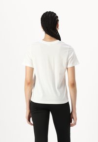 Witte katoenen T-shirt met een ronde hals en korte mouwen, met een relaxte pasvorm en een zachte textuur, weergegeven vanuit de achterkant.
