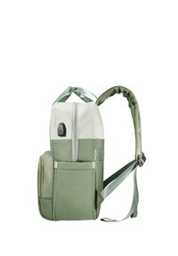 Mochila verde y blanca con un compartimento principal con cremallera, bolsillo frontal, correa ajustable y asa acolchada. Textura suave y diseño moderno.