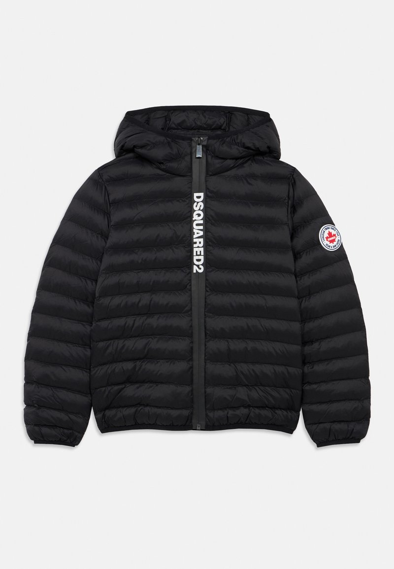 Μαύρο μπουφάν τύπου puffer με κουκούλα, με μπροστινό φερμουάρ, ριμπ μανσέτες και κυκλικό λογότυπο στο αριστερό μανίκι. Ριγέ σήμανση στην μπροστινή πλευρά.