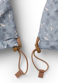 Hellblauer Stoffbeutel mit einem Muster aus weißen Tauben und Blättern, ausgestattet mit braunem Zubehör und Kordelzügen auf beiden Seiten.