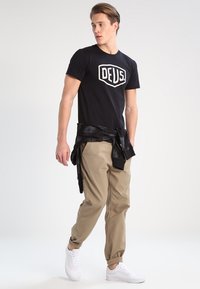 Deus Ex Machina SHIELD - T-shirt con stampa - black