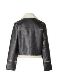 Giacca di pelle nera corta con colletto e fodera in shearling crema, cuciture visibili lungo l'orlo e le maniche.