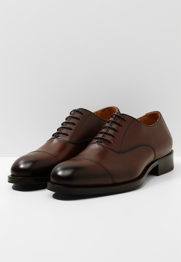 J.LINDEBERG HOPPER TOE PORT Eleganta snörskor brown Till herr från J Lindeberg, en brun känga.