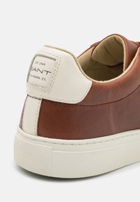 GANT MC JULIEN - Sneaker low - cognac