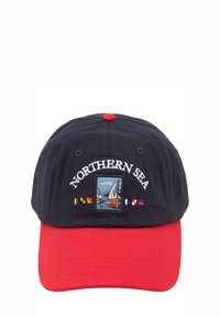 Cască de baseball bleumarin și roșie cu text brodat "MAREA DE NORD" și o scenă de navigație. Prezintă steaguri nautice decorative. Material din bumbac.