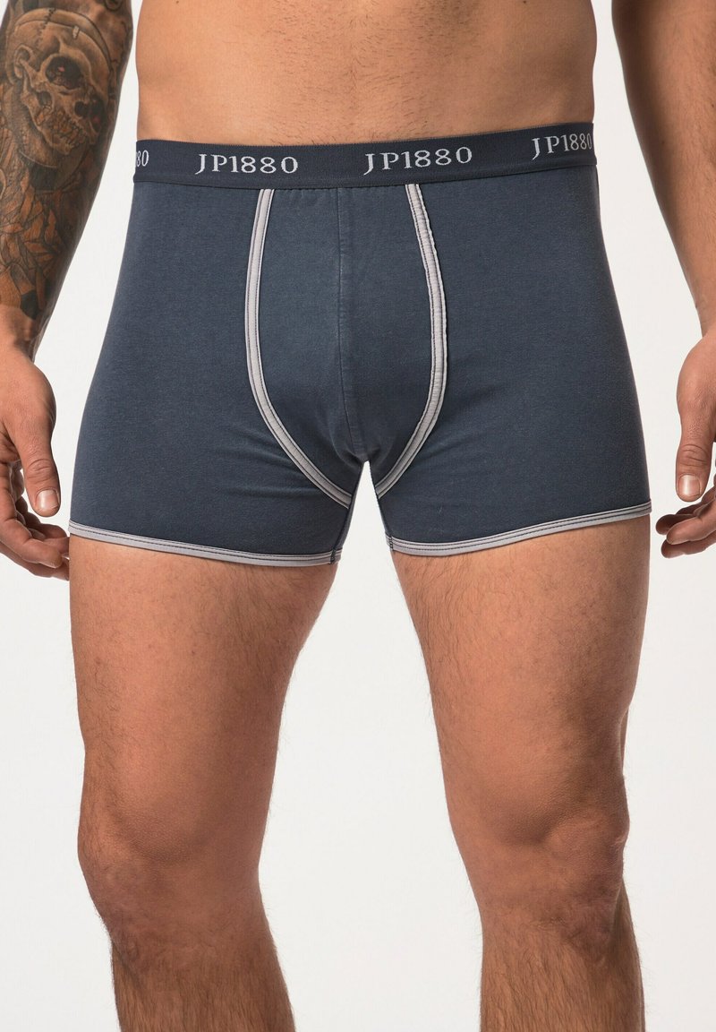 Námořnické modré boxerkové kalhoty s šedými akcenty, vyrobené z měkké tkaniny, s logem na pase a těsným střihem střední délky.