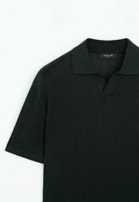 Svart kortärmad polo t-shirt med ribbad struktur, v-ringning och en strukturerad krage.etiketten säger "Massimo Dutti."