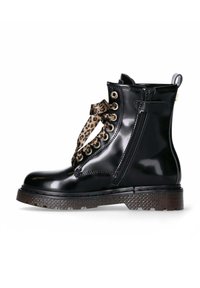 Stivaletto in pelle verniciata nera con lacci a stampa leopardata, occhielli dorati, zip laterale e suola nera testurizzata. Design pulito con accenti a contrasto.