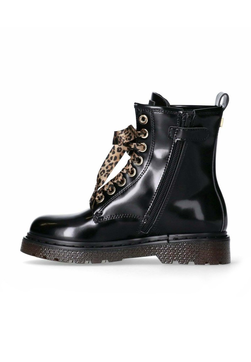 Stivaletto in pelle verniciata nera con lacci a stampa leopardata, occhielli dorati, zip laterale e suola nera testurizzata. Design pulito con accenti a contrasto.