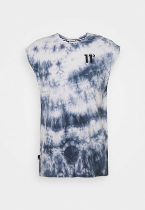 Ærmeløs tie-dye skjorte i hvid og mørkeblå med "11°" trykt på øverste venstre bryst og rund halsudskæring.