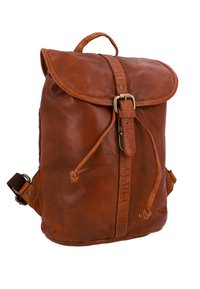 Sac à dos en cuir marron avec fermeture à rabat, sangles ajustables et détail de cordon. Il présente une texture lisse et des accessoires robustes.