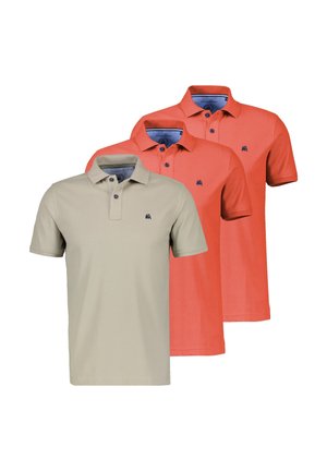 Drei kurzärmelige Poloshirts in Beige und Koralle, jeweils mit Kragen, Knöpfen und kleinem, aufgesticktem Löwenlogo auf der Brust.