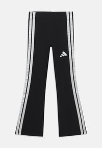 Pantalones deportivos negros acampanados con rayas plateadas a lo largo de los lados. Presenta un logo de Adidas en el muslo izquierdo. Textura de tela suave.
