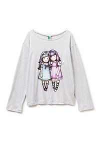 Helles graues Langarmshirt mit Graphic von zwei Mädchen in pastellfarbenen Kleidern, eines blau mit einem Haarband, das andere rosa mit gestreiften Socken, die nebeneinander stehen.