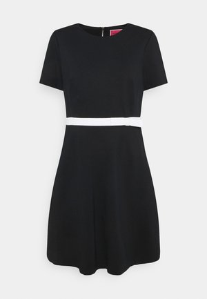 Schwarzes Kurzarmkleid mit rundem Ausschnitt und weißem Gürtel-Detail in der Taille, vor neutralem weißem Hintergrund gezeigt.