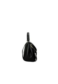 Borsa in pelle nera con finitura testurizzata, un manico superiore singolo e una tracolla regolabile. Presenta un design a pieghe unico.