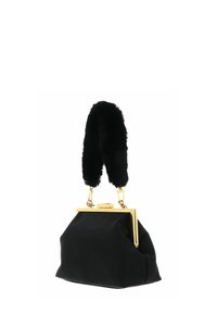 Sacoche noire avec une poignée en tissu pelucheux noir, une quincaillerie dorée, un tissu doux et une structure supérieure rigide. Se caractérise par une base arrondie et un design à pli retourné.