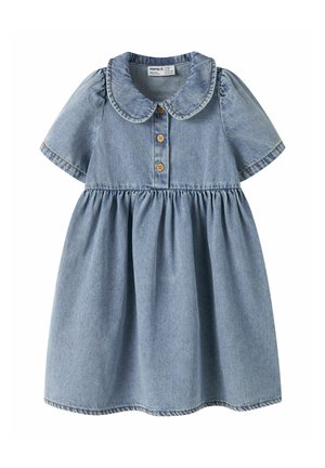 Robe bébé en denim bleu clair avec manches courtes, col arrondi, trois boutons en bois sur le devant et jupe froncée à la taille.