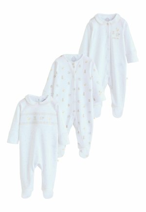 Tre hvide babypyjamas har søde mønstre. Den til venstre har gyldne detaljer og en tekstureret bånd, mens de andre har diskrete print og knapper.