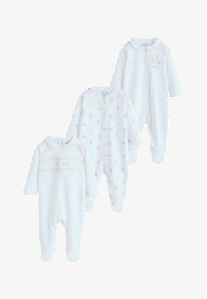 Tre hvide babypyjamas har søde mønstre. Den til venstre har gyldne detaljer og en tekstureret bånd, mens de andre har diskrete print og knapper.