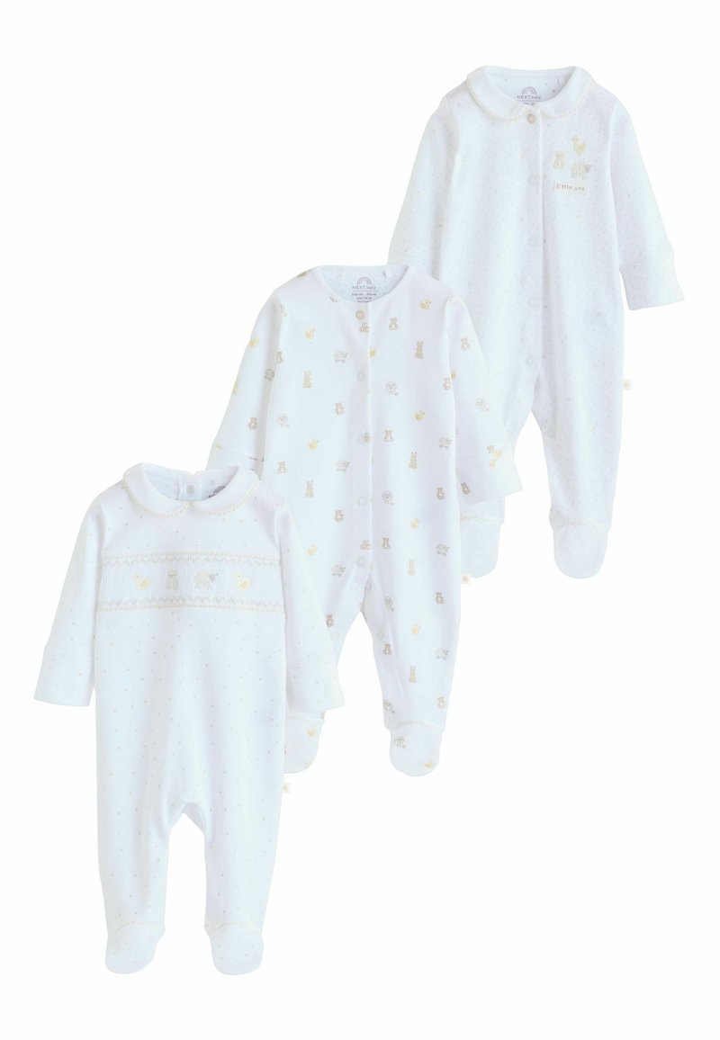 Trois pyjamas blancs pour bébé présentent de jolis motifs. Le premier à gauche a des accents dorés et une bande texturée, tandis que les autres ont des imprimés subtils et des boutons.