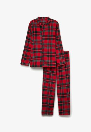 Conjunto de pijama de franela roja que incluye una camisa de botón de manga larga y pantalones a juego, ambos decorados con un estampado de cuadros en negro y verde.