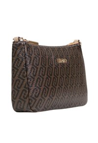 Borsa marrone con motivo decorativo e texture liscia, caratterizzata da disegni stilizzati neri. Piccolo logo dorato e chiusura a cerniera sulla parte superiore.