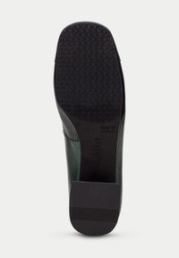 Svart gummisula med texturerat mönster, som har en lätt klack och präglat varumärke "HISPANITAS" på sidan.