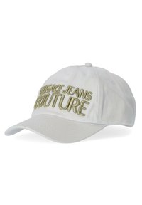 Vitt baseballkeps i tyg med upphöjd gyllene brodering av "VERSACE JEANS COUTURE" framtill och en böjd skärm.