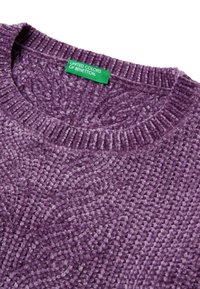 Maglione viola con texture e colletto a coste, dotato di un'etichetta verde con la scritta "UNITED COLORS OF BENETTON". Tessuto morbido con una finitura a motivo.