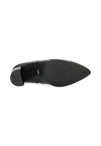 Scarpa nera in pelle con tacco alto e punta affilata, dotata di una suola in gomma nera testurizzata e con un minimo di branding sul lato.